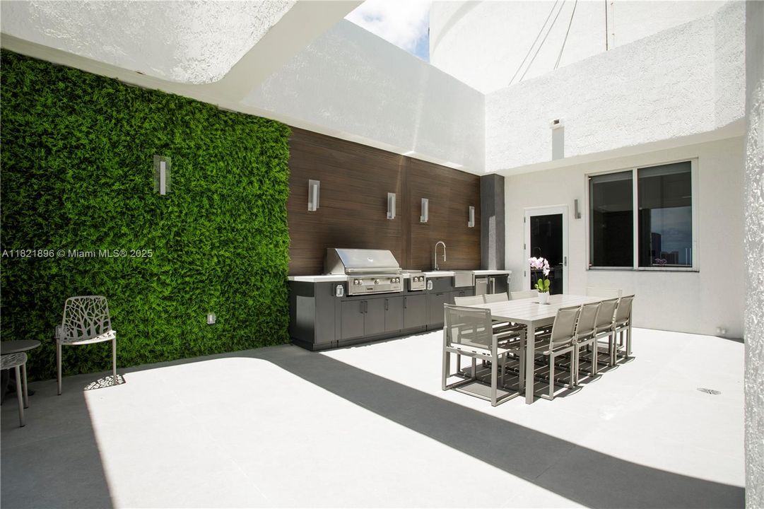 Activo con contrato: $5,950,000 (4 camas, 4 baños, 4331 Pies cuadrados)