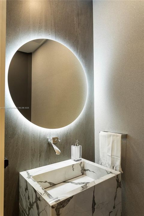 Activo con contrato: $5,950,000 (4 camas, 4 baños, 4331 Pies cuadrados)