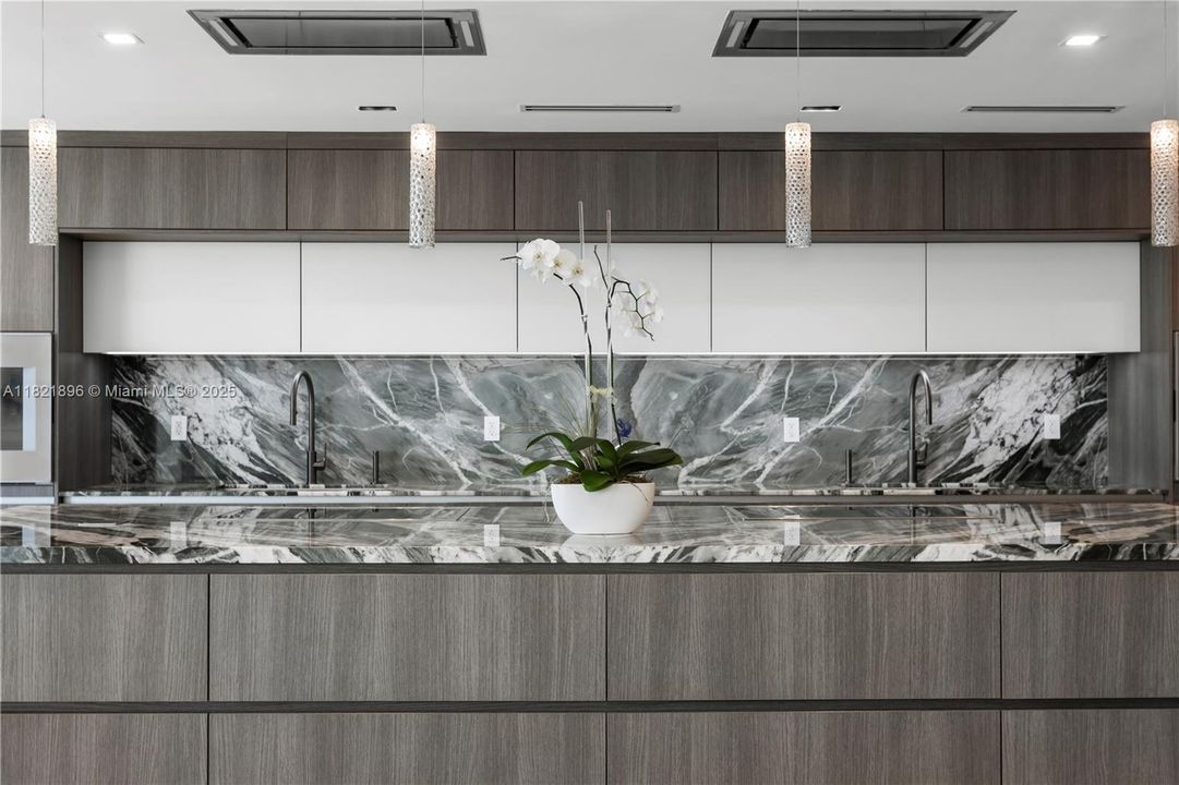 Activo con contrato: $5,950,000 (4 camas, 4 baños, 4331 Pies cuadrados)