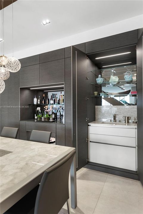 Activo con contrato: $5,950,000 (4 camas, 4 baños, 4331 Pies cuadrados)