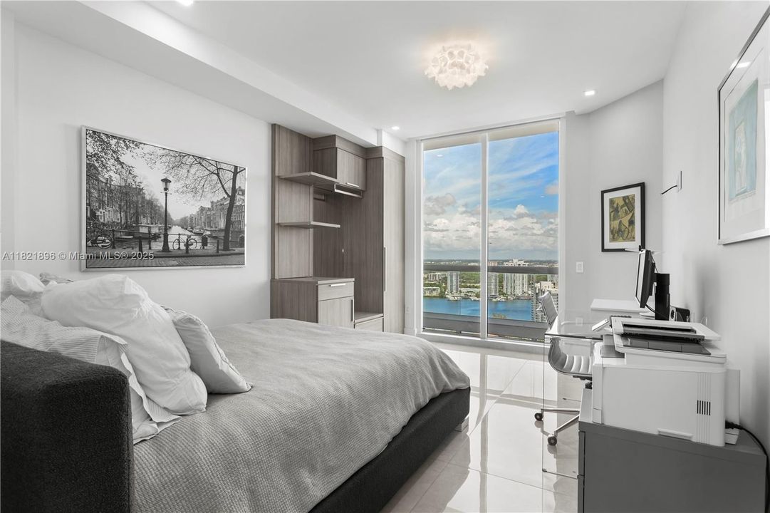 Activo con contrato: $5,950,000 (4 camas, 4 baños, 4331 Pies cuadrados)