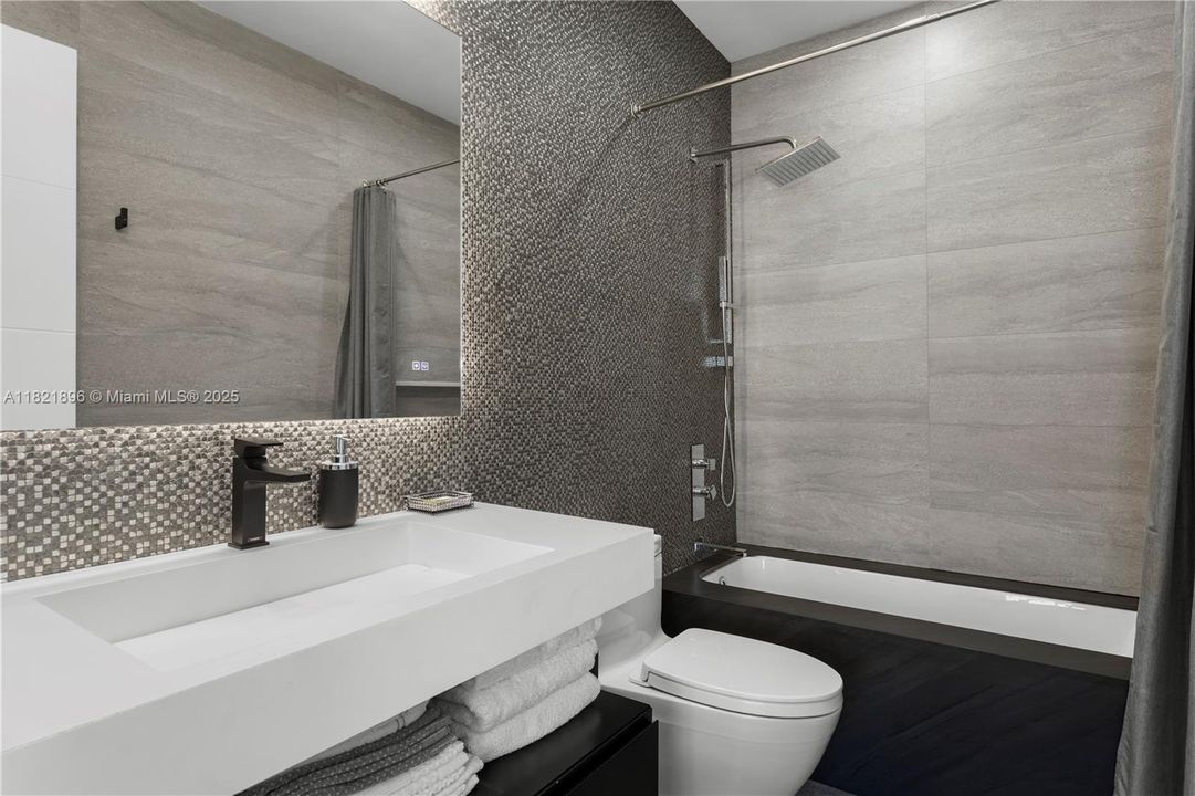 Activo con contrato: $5,950,000 (4 camas, 4 baños, 4331 Pies cuadrados)