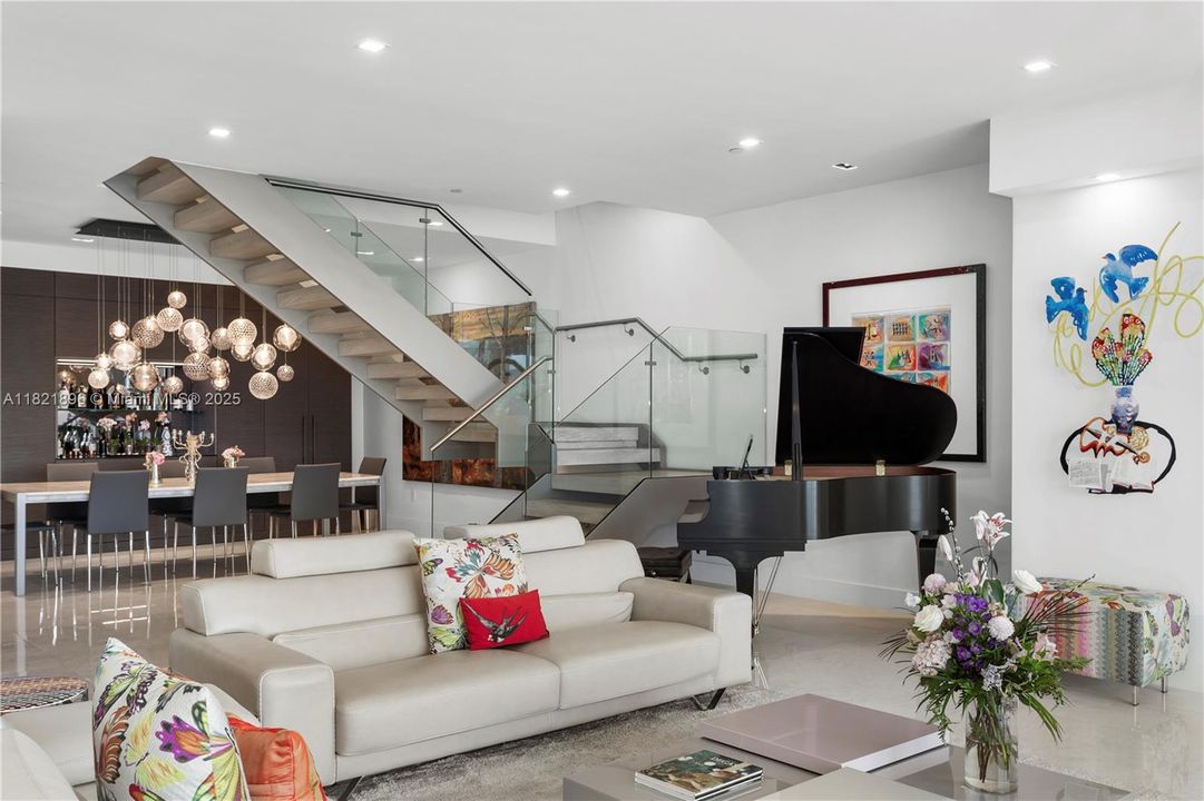 Activo con contrato: $5,950,000 (4 camas, 4 baños, 4331 Pies cuadrados)