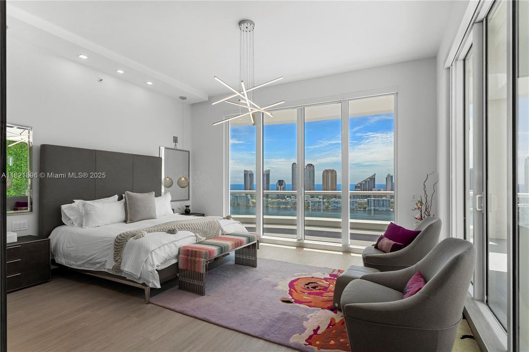 Activo con contrato: $5,950,000 (4 camas, 4 baños, 4331 Pies cuadrados)