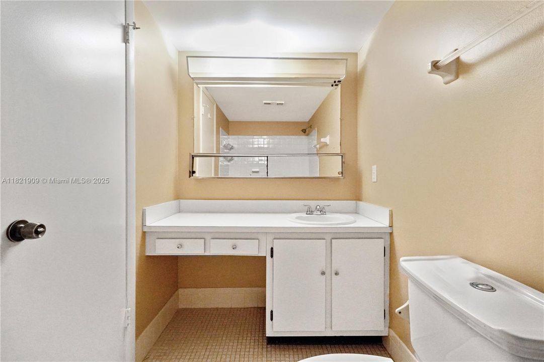 待售: $84,900 (2 贝兹, 2 浴室, 1040 平方英尺)