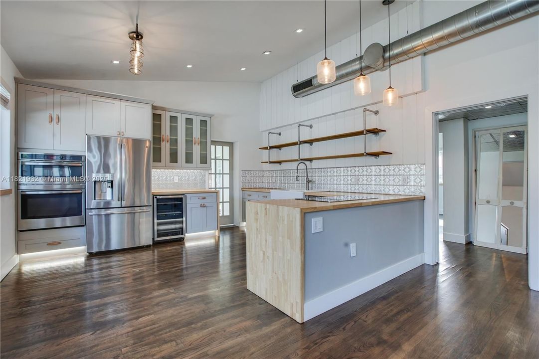 Недавно продано: $915,000 (2 спален, 2 ванн, 1331 Квадратных фут)