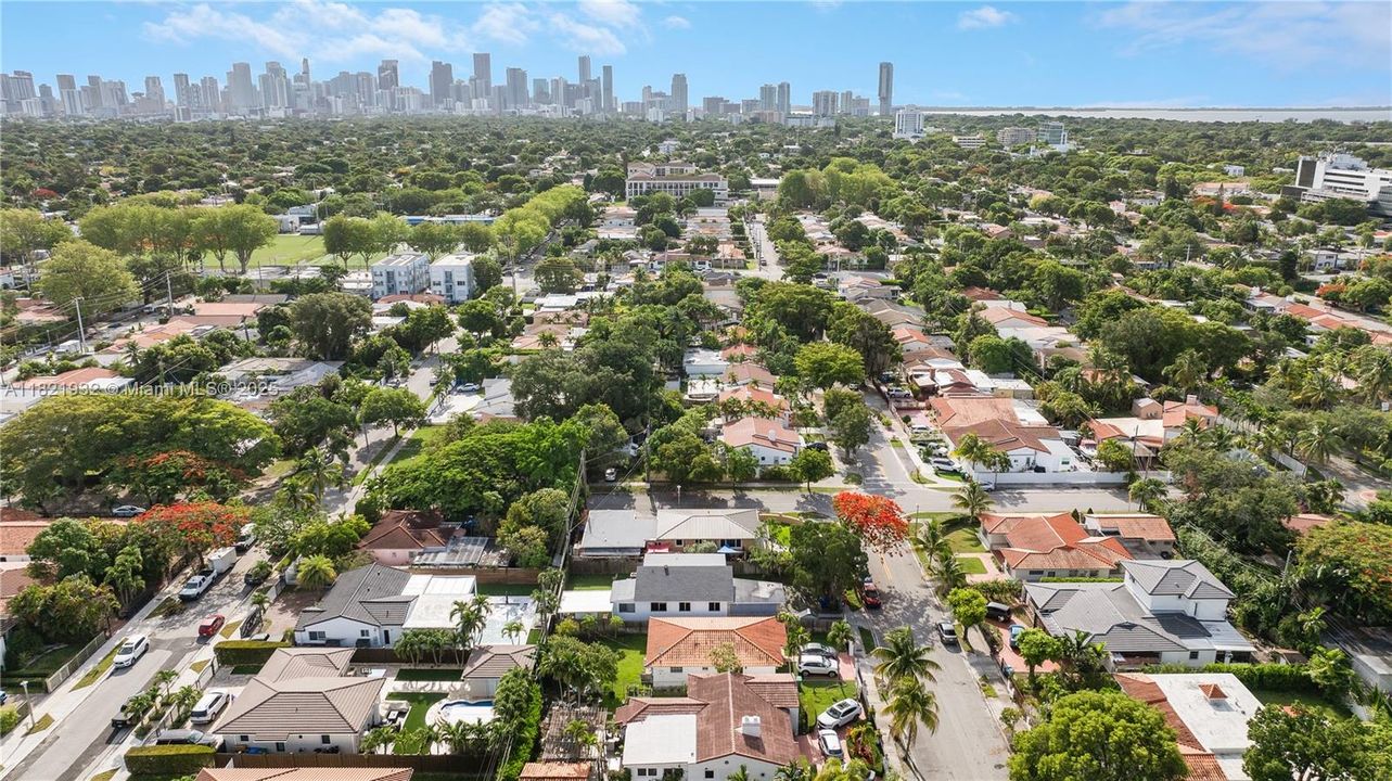 Недавно продано: $915,000 (2 спален, 2 ванн, 1331 Квадратных фут)