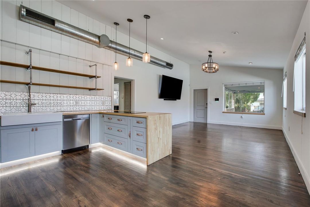 Недавно продано: $915,000 (2 спален, 2 ванн, 1331 Квадратных фут)