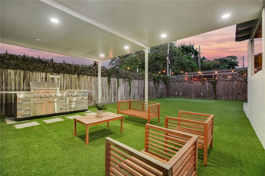 Недавно продано: $915,000 (2 спален, 2 ванн, 1331 Квадратных фут)