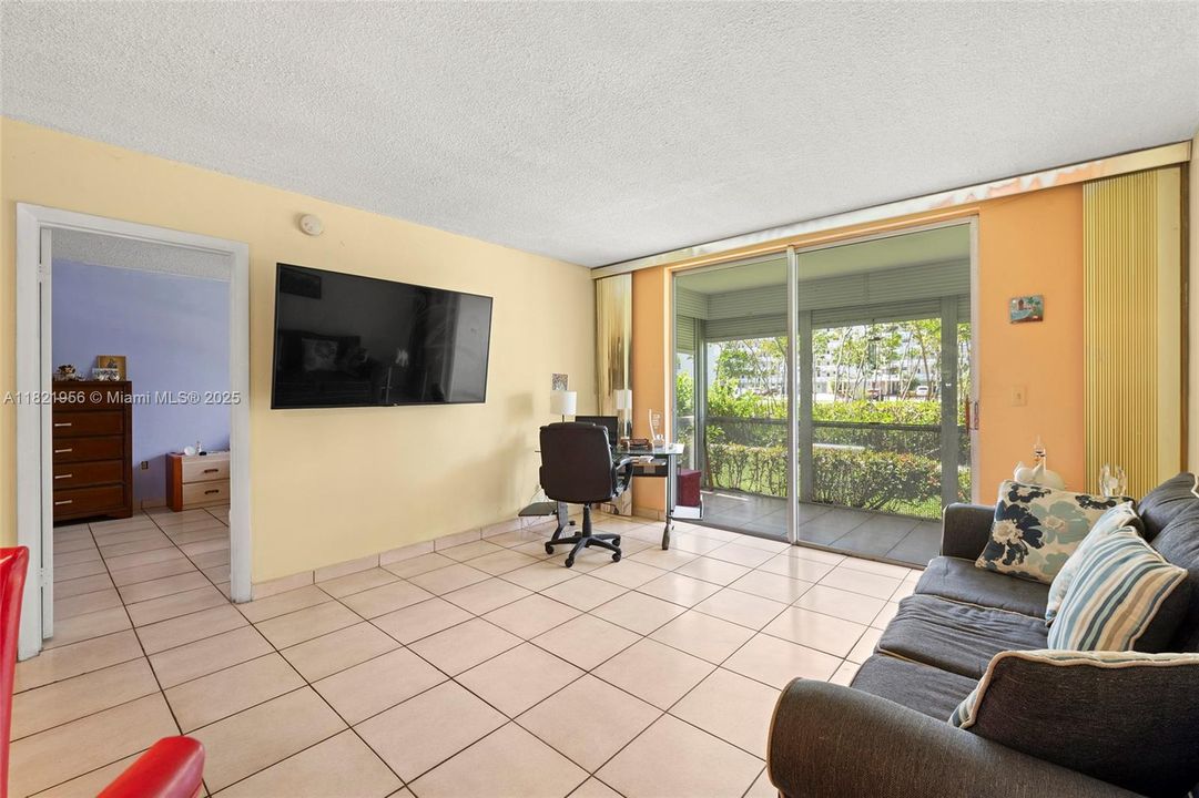 待售: $189,900 (1 贝兹, 1 浴室, 768 平方英尺)