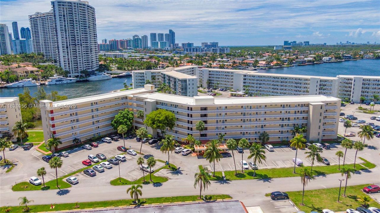 待售: $189,900 (1 贝兹, 1 浴室, 768 平方英尺)