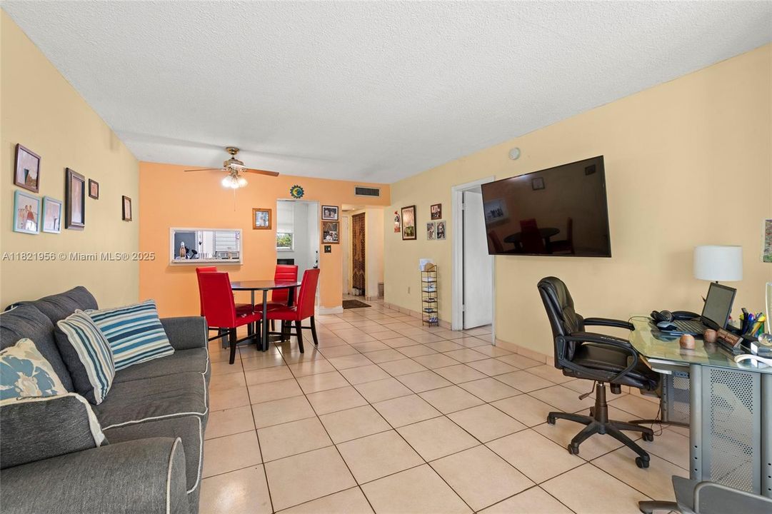 待售: $189,900 (1 贝兹, 1 浴室, 768 平方英尺)