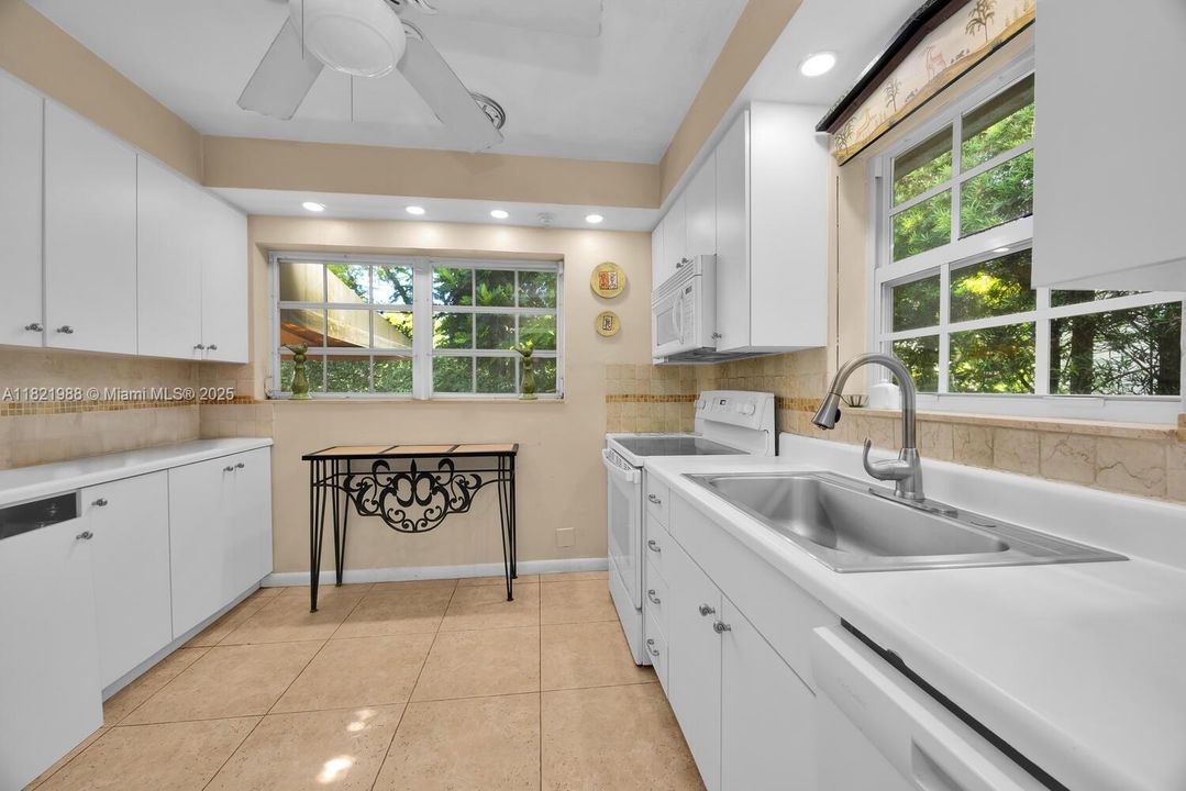 Недавно продано: $1,175,000 (3 спален, 2 ванн, 1440 Квадратных фут)