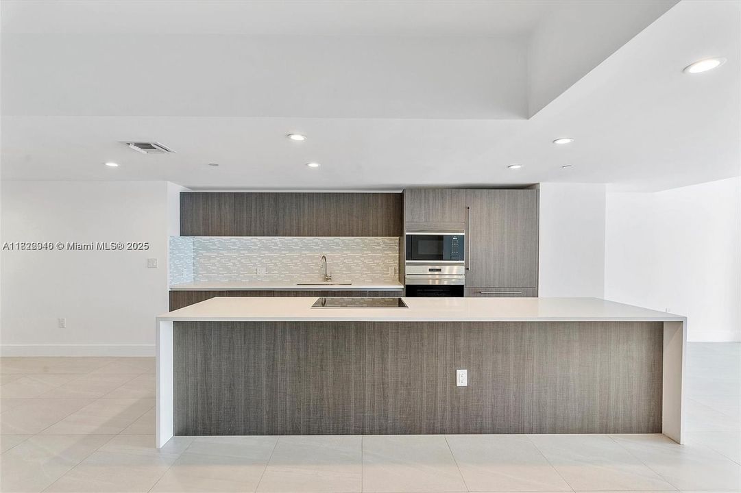 待售: $1,025,000 (2 贝兹, 2 浴室, 1703 平方英尺)