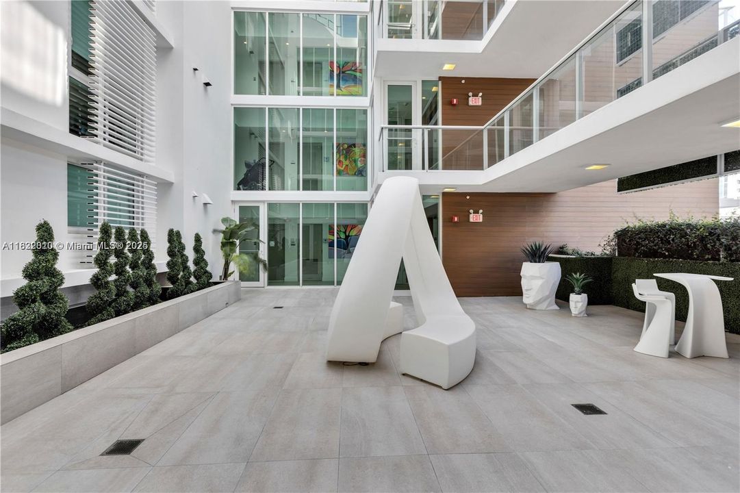 待售: $1,025,000 (2 贝兹, 2 浴室, 1703 平方英尺)