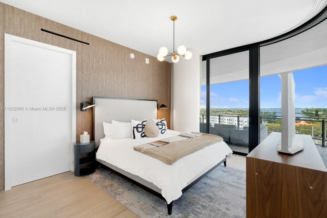 待售: $3,500,000 (2 贝兹, 2 浴室, 1522 平方英尺)