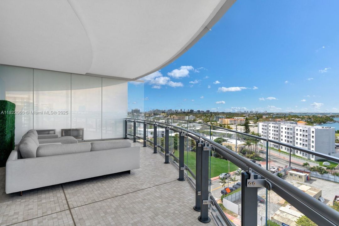 待售: $3,500,000 (2 贝兹, 2 浴室, 1522 平方英尺)