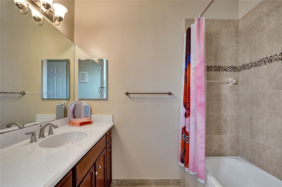 Recently Rented: $6,000 (5 beds, 3 baths, 4183 Square Feet)