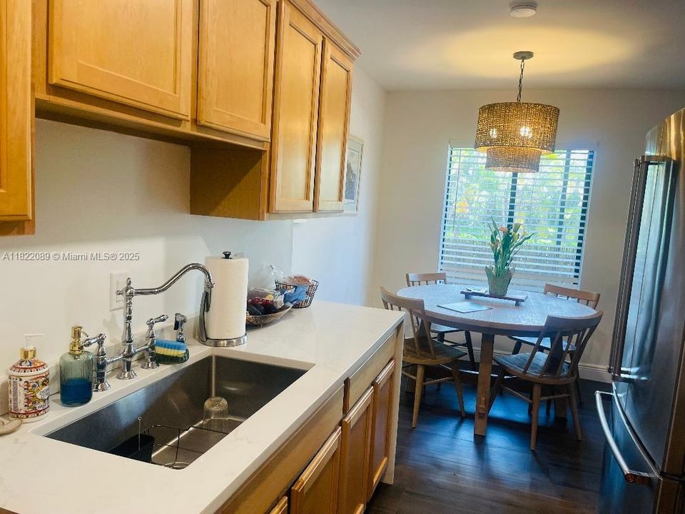 Недавно продано: $239,000 (2 спален, 2 ванн, 1100 Квадратных фут)