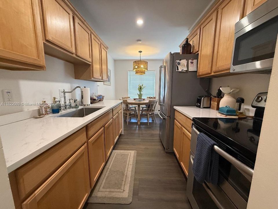 Недавно продано: $239,000 (2 спален, 2 ванн, 1100 Квадратных фут)