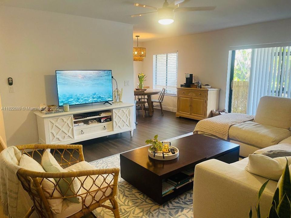 Недавно продано: $239,000 (2 спален, 2 ванн, 1100 Квадратных фут)