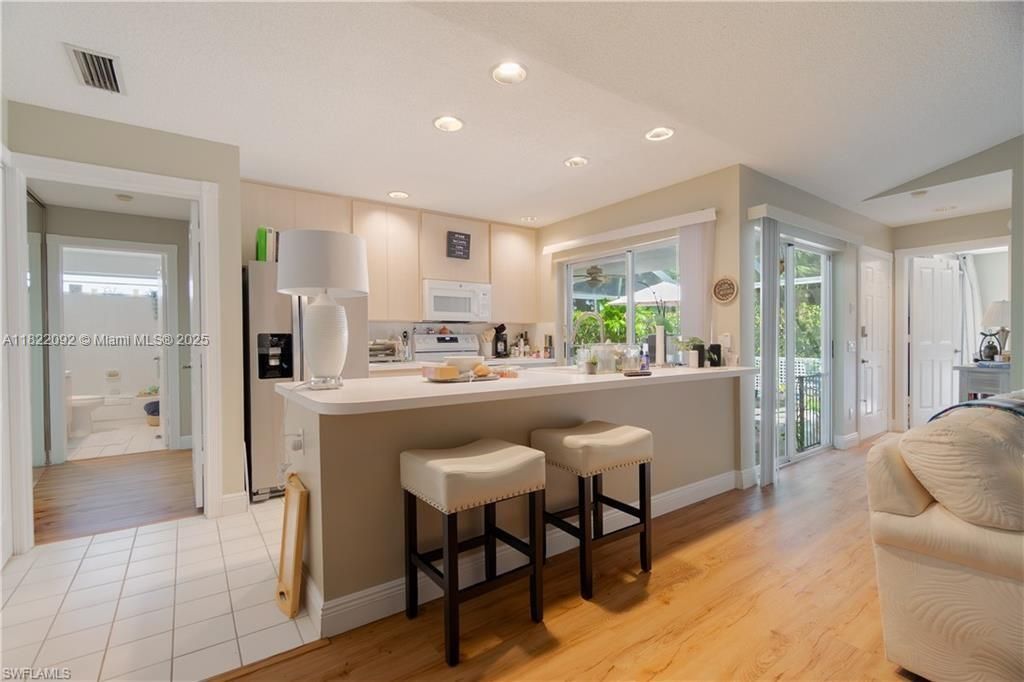 合同活跃: $360,000 (2 贝兹, 2 浴室, 1152 平方英尺)