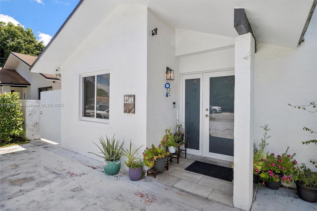 For Sale: $799,000 (4 beds, 2 baths, 1528 Square Feet)