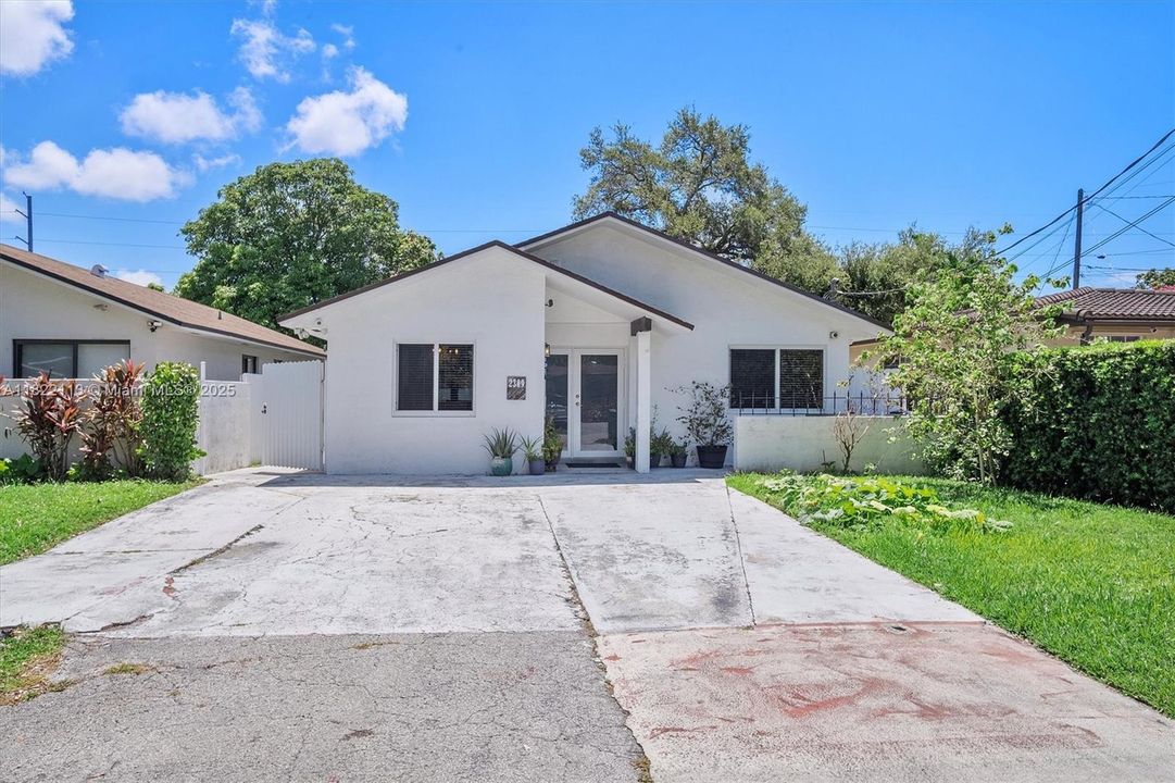 For Sale: $799,000 (4 beds, 2 baths, 1528 Square Feet)