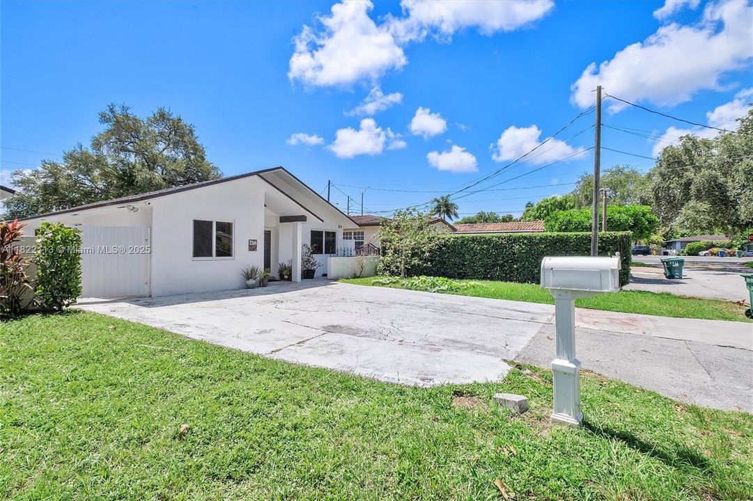 For Sale: $799,000 (4 beds, 2 baths, 1528 Square Feet)