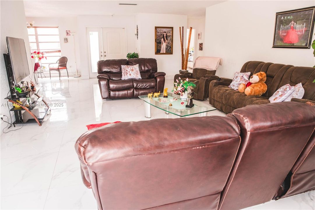 На продажу: $600,000 (5 спален, 3 ванн, 1901 Квадратных фут)