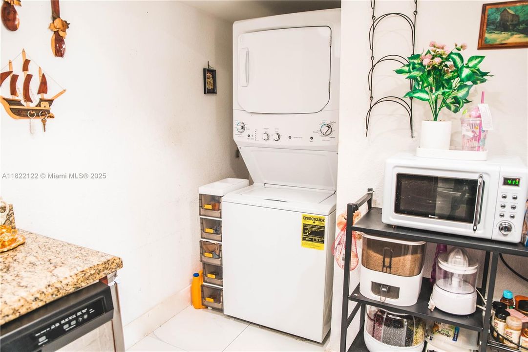 На продажу: $600,000 (5 спален, 3 ванн, 1901 Квадратных фут)