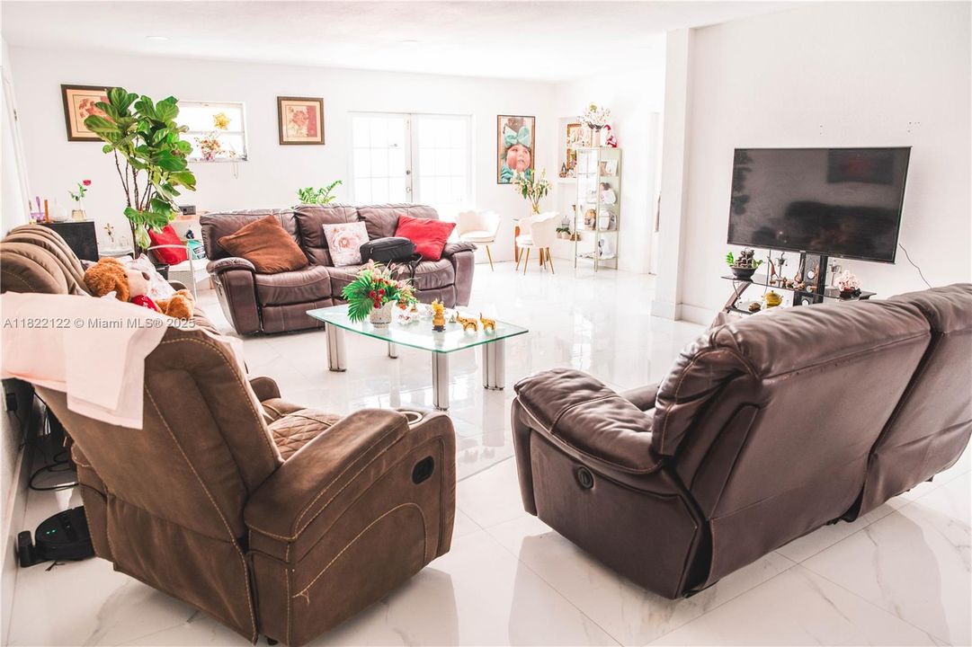 На продажу: $600,000 (5 спален, 3 ванн, 1901 Квадратных фут)