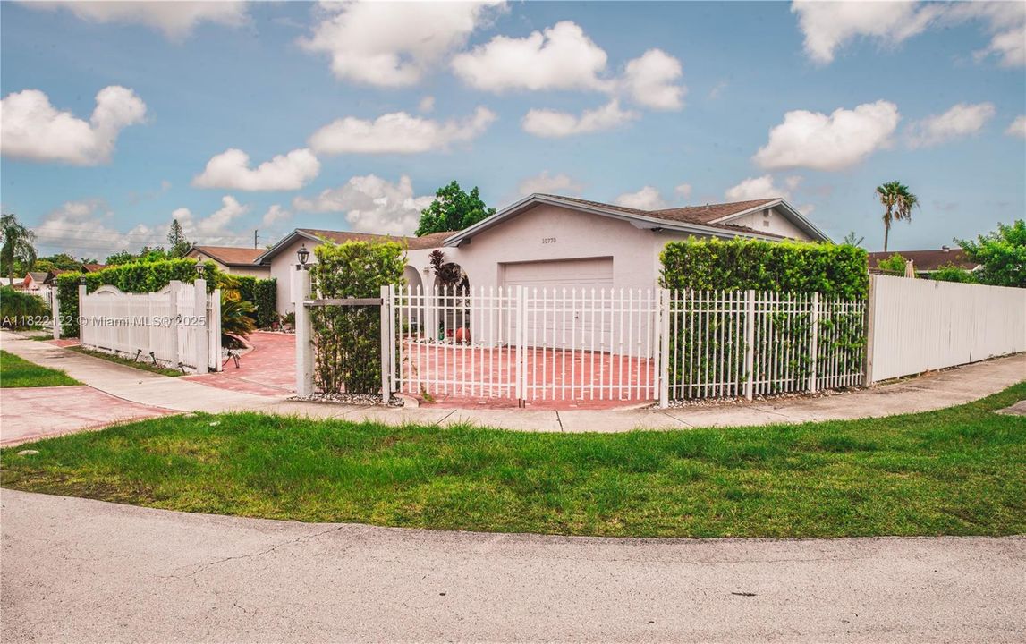 На продажу: $600,000 (5 спален, 3 ванн, 1901 Квадратных фут)