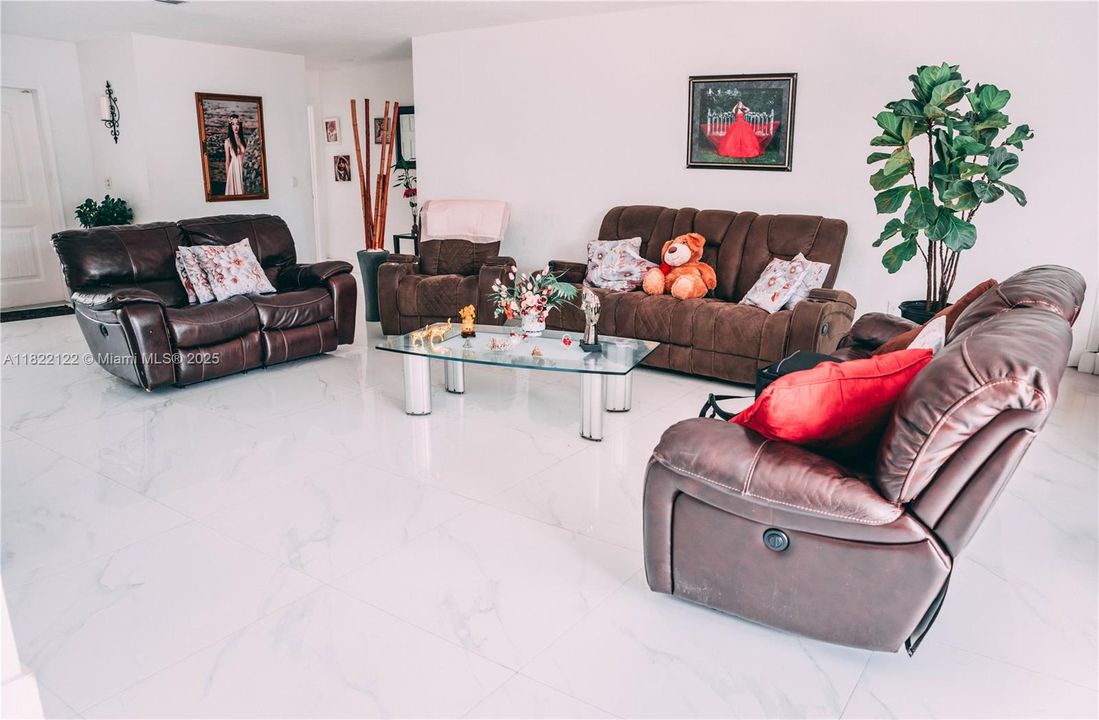 На продажу: $600,000 (5 спален, 3 ванн, 1901 Квадратных фут)