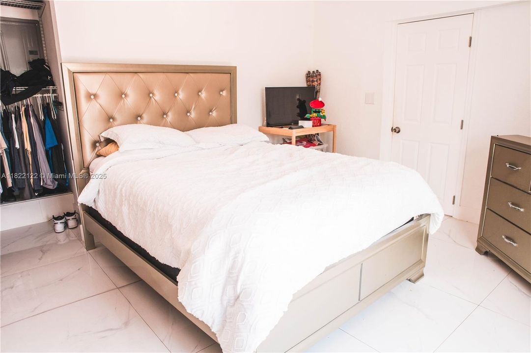 На продажу: $600,000 (5 спален, 3 ванн, 1901 Квадратных фут)