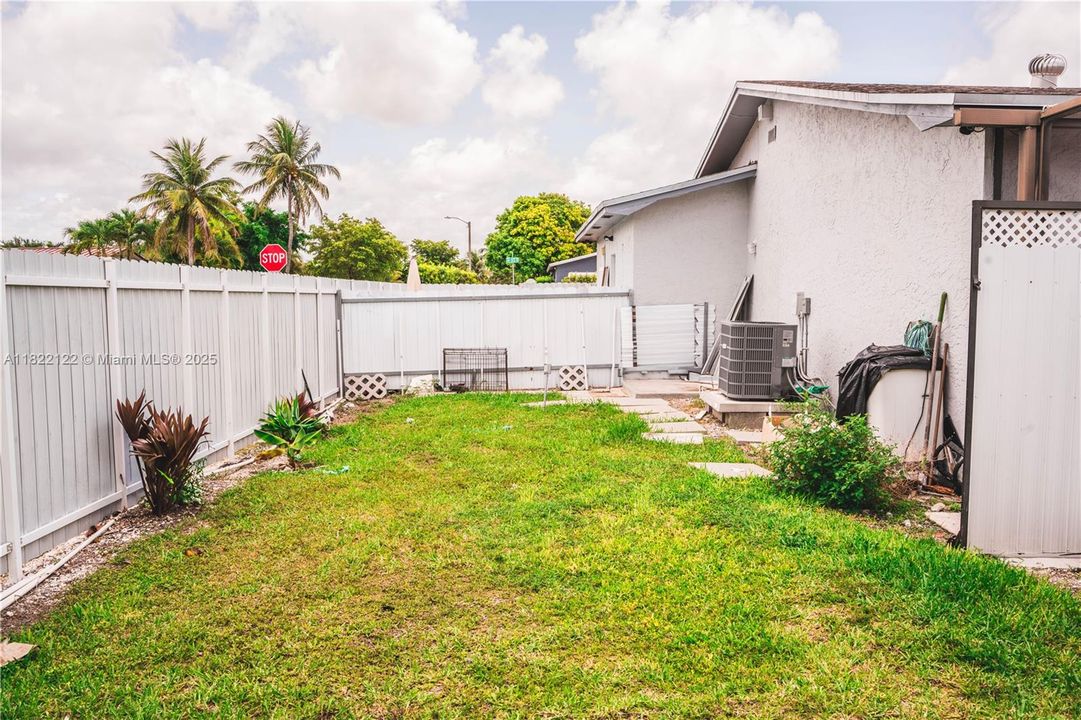 На продажу: $600,000 (5 спален, 3 ванн, 1901 Квадратных фут)