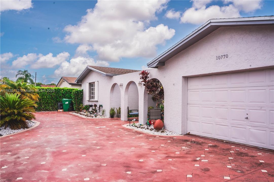 На продажу: $600,000 (5 спален, 3 ванн, 1901 Квадратных фут)