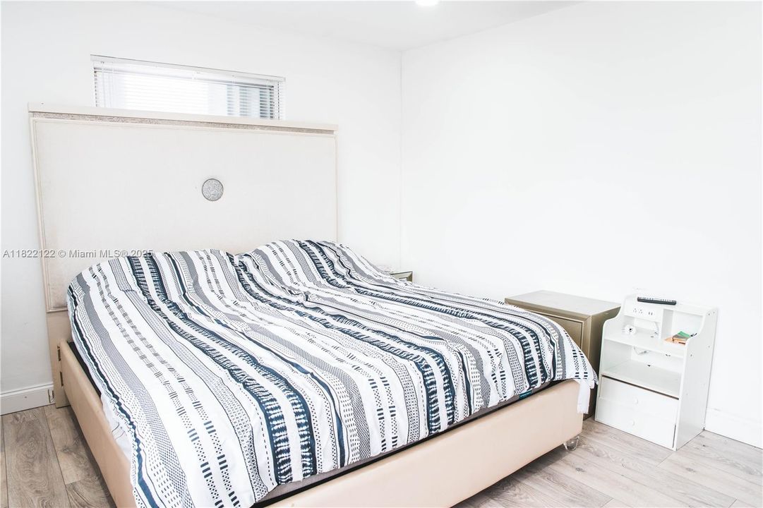 На продажу: $600,000 (5 спален, 3 ванн, 1901 Квадратных фут)