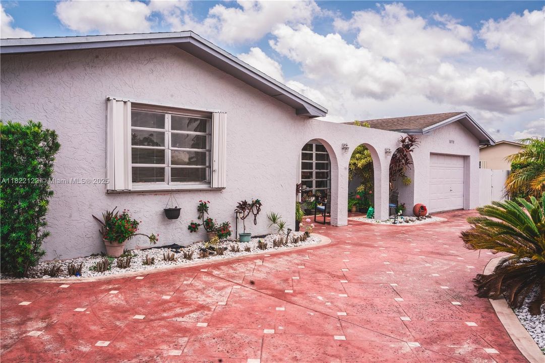 На продажу: $600,000 (5 спален, 3 ванн, 1901 Квадратных фут)