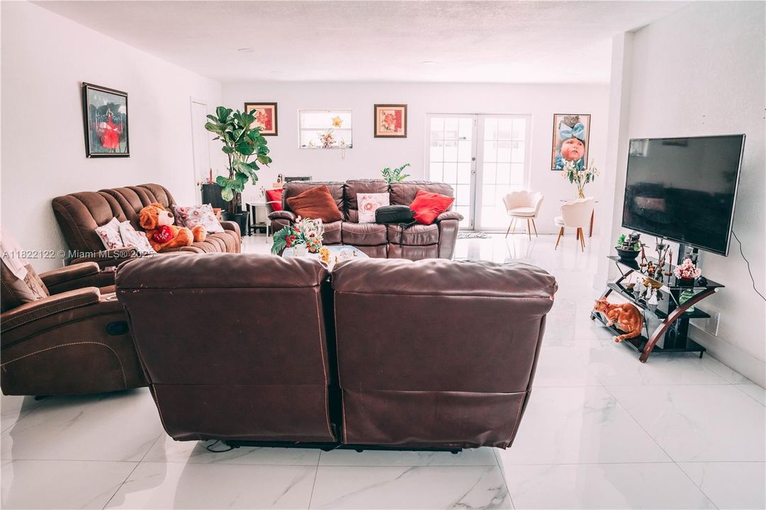 На продажу: $600,000 (5 спален, 3 ванн, 1901 Квадратных фут)