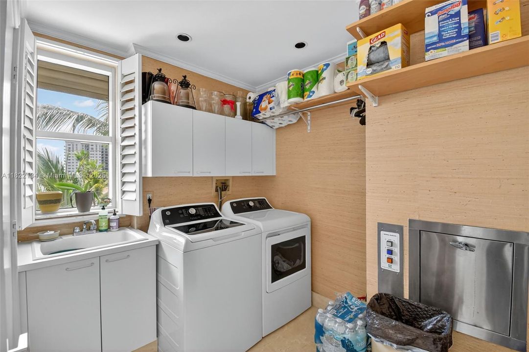 待售: $2,500,000 (3 贝兹, 4 浴室, 3160 平方英尺)