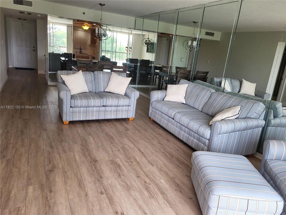 Vendido Recientemente: $229,000 (2 camas, 2 baños, 1140 Pies cuadrados)