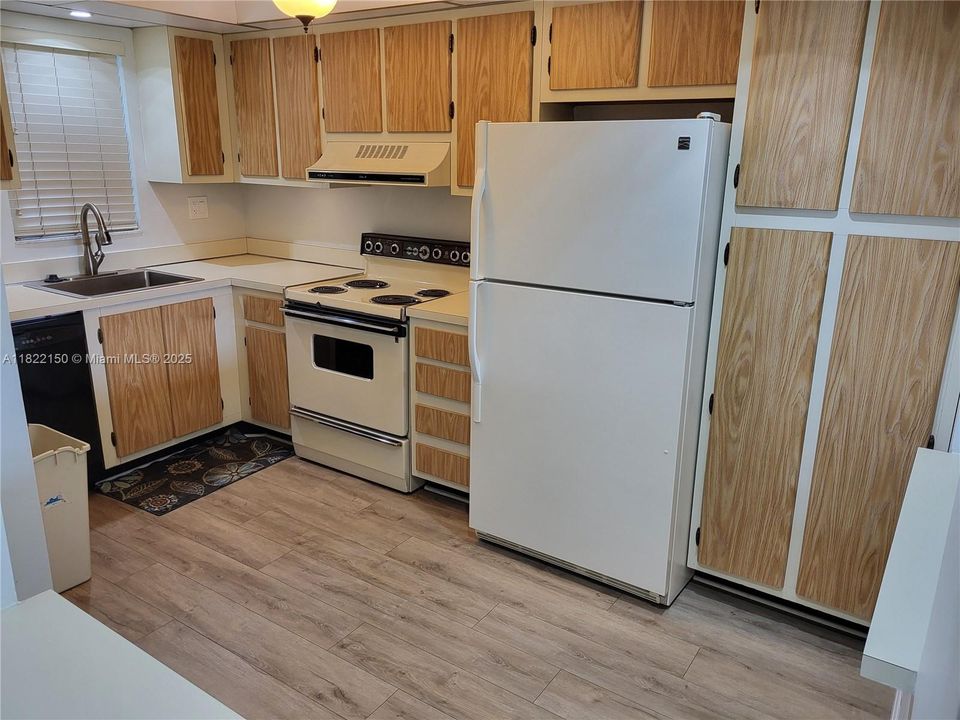 Vendido Recientemente: $229,000 (2 camas, 2 baños, 1140 Pies cuadrados)