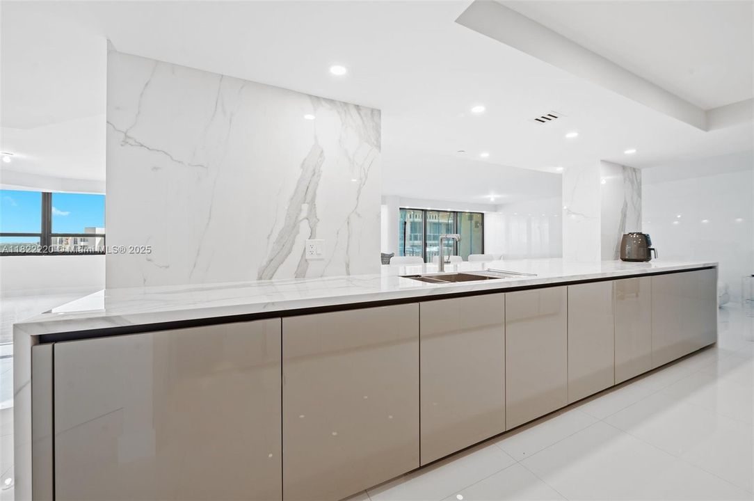 Vendido Recientemente: $2,400,000 (3 camas, 2 baños, 2675 Pies cuadrados)