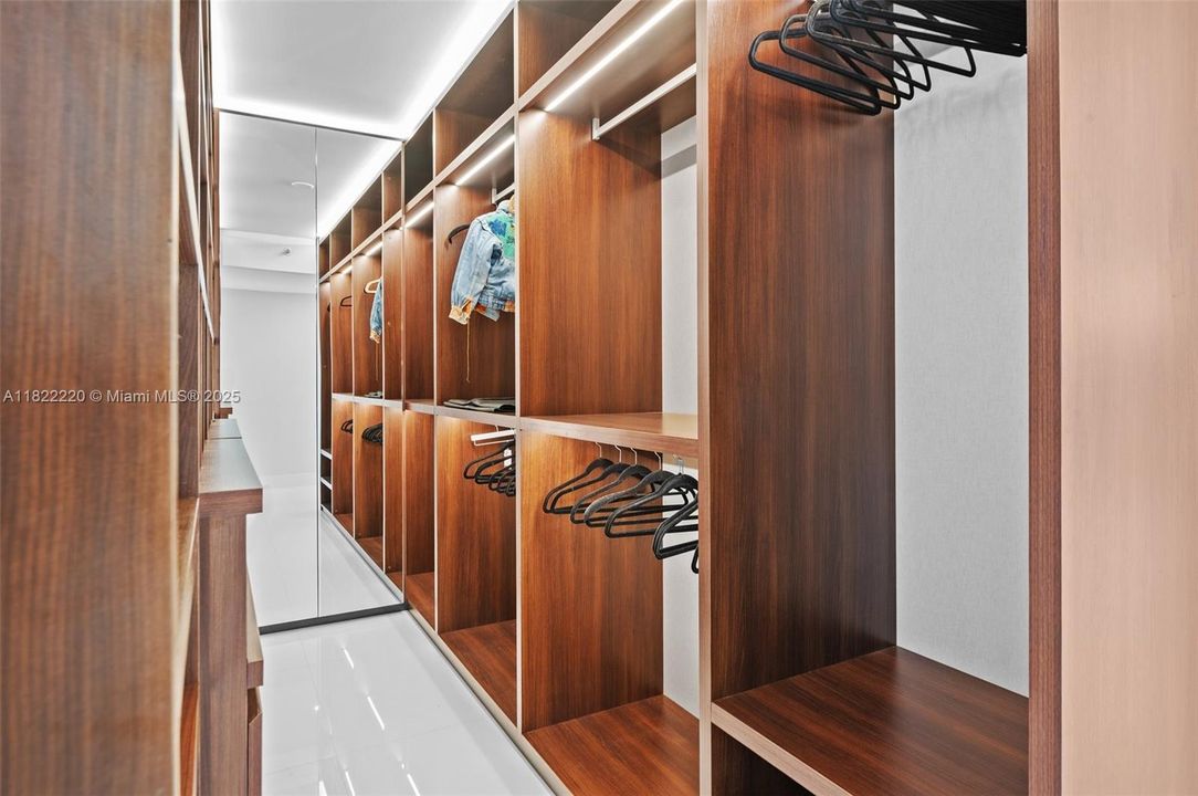 Vendido Recientemente: $2,400,000 (3 camas, 2 baños, 2675 Pies cuadrados)