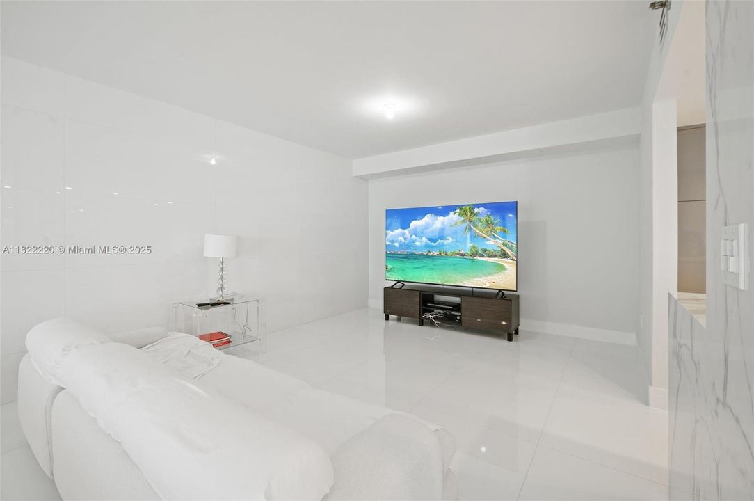 Vendido Recientemente: $2,400,000 (3 camas, 2 baños, 2675 Pies cuadrados)