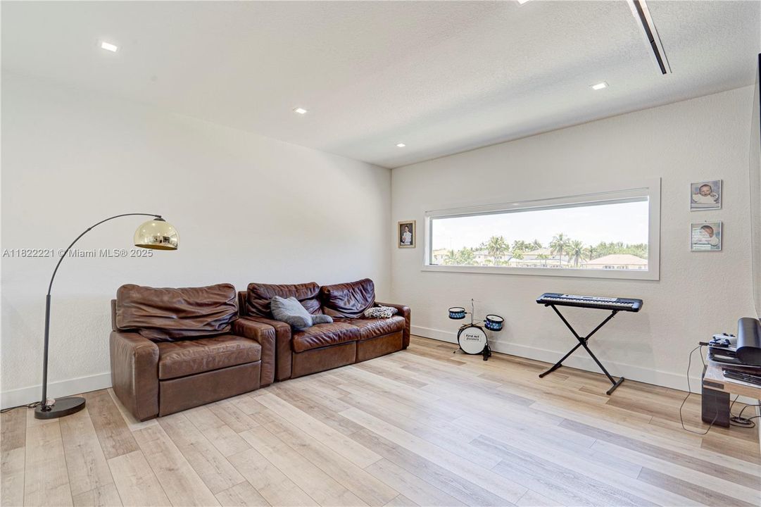 Recently Sold: $1,250,000 (4 beds, 3 baths, 3230 Square Feet)