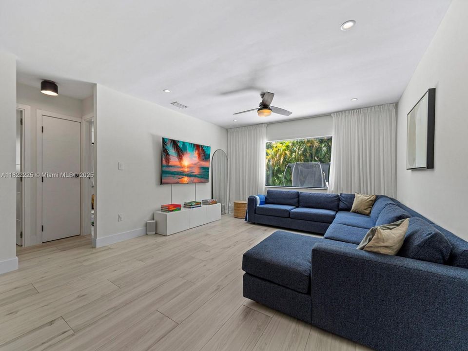 Recently Rented: $6,375 (4 beds, 2 baths, 2034 Square Feet)