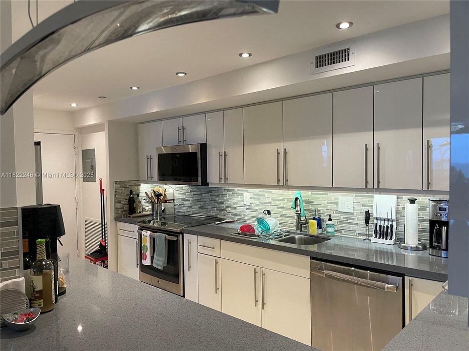 Vendido Recientemente: $829,000 (3 camas, 2 baños, 1605 Pies cuadrados)