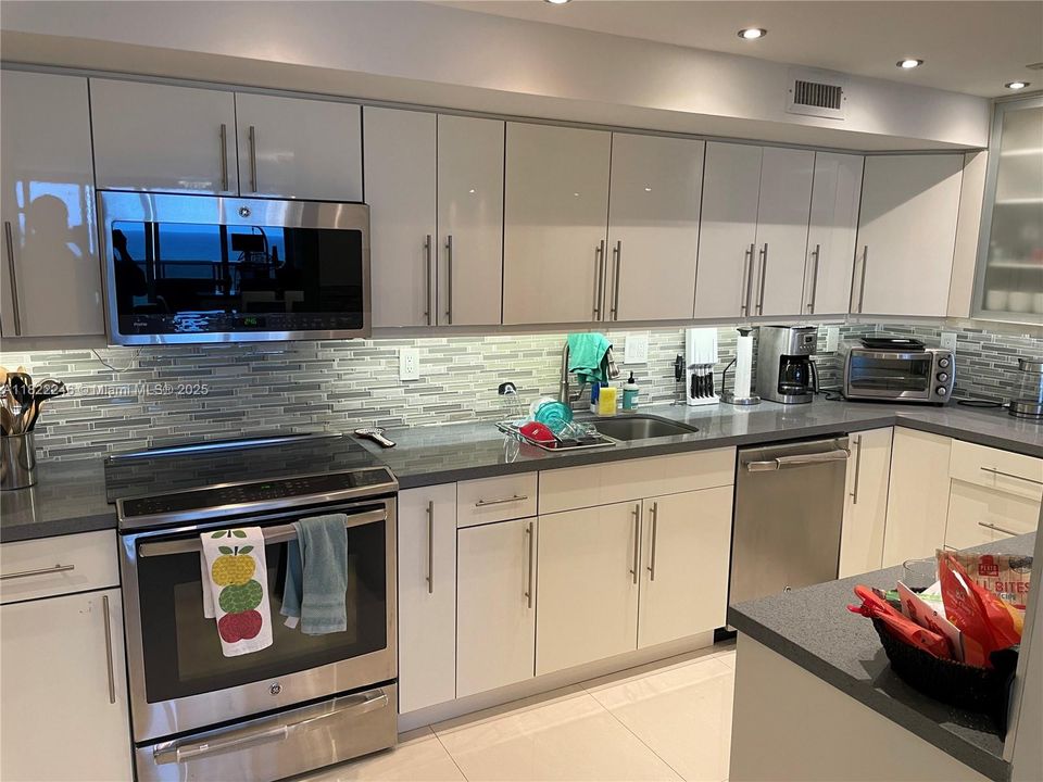 Vendido Recientemente: $829,000 (3 camas, 2 baños, 1605 Pies cuadrados)